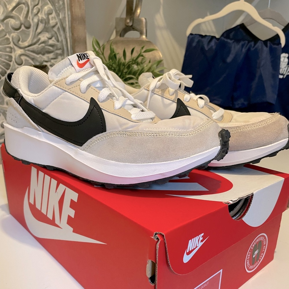 Women’s Nike sneakers